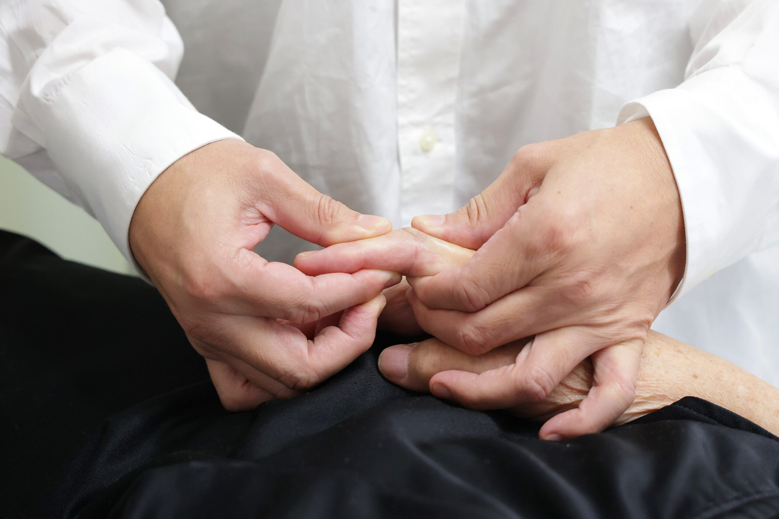 指のマッサージの様子